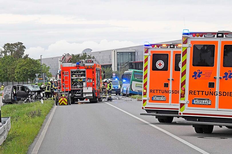 In Poing sind ein Kleinbus und ein Linienbus frontal zusammengestoßen.