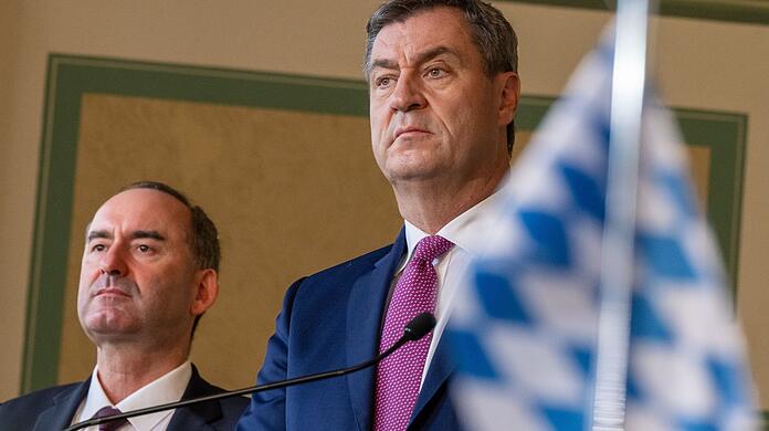 Hubert Aiwanger (l), Bundesvorsitzender der Freien Wähler, und Markus Söder (CSU), .
