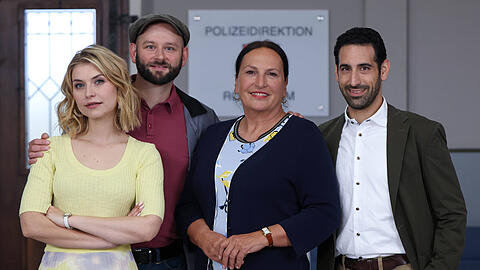 Bei Erfolgsserie "Die Rosenheim-Cops" startet am 1. Oktober die 24. Staffel. Kurz bevor es endlich losgeht, spricht eine Darstellerin über die Zusammenarbeit am Set. Bei Erfolgsserie "Die Rosenheim-Cops" startet am 1. Oktober die 24. Staffel. Kurz bevor es endlich losgeht, spricht eine Darstellerin über die Zusammenarbeit am Set.