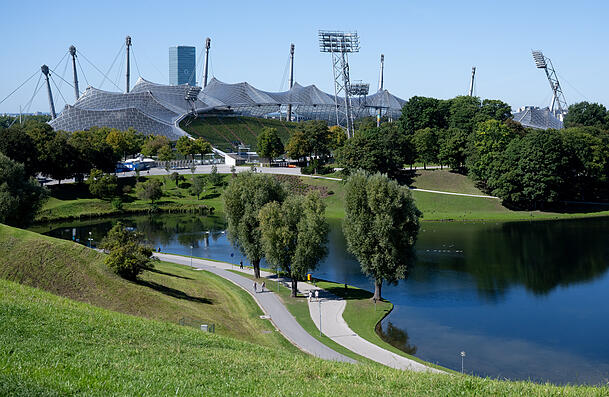 Der Olympiapark mit  Olympiastadion – entstanden für die  Olympischen Sommerspiele von 1972. Am 26.10.2025 findet der Bürgerentscheid zur Bewerbung der Stadt München um Olympische und Paralympische Spiele statt. Mit dem Entscheid soll entschieden werden, ob sich München um die Spiele bewerben soll, die 2036, 2040 oder 2044 stattfinden. Der Olympiapark mit  Olympiastadion – entstanden für die  Olympischen Sommerspiele von 1972. Am 26.10.2025 findet der Bürgerentscheid zur Bewerbung der Stadt München um Olympische und Paralympische Spiele statt. Mit dem Entscheid soll entschieden werden, ob sich München um die Spiele bewerben soll, die 2036, 2040 oder 2044 stattfinden.