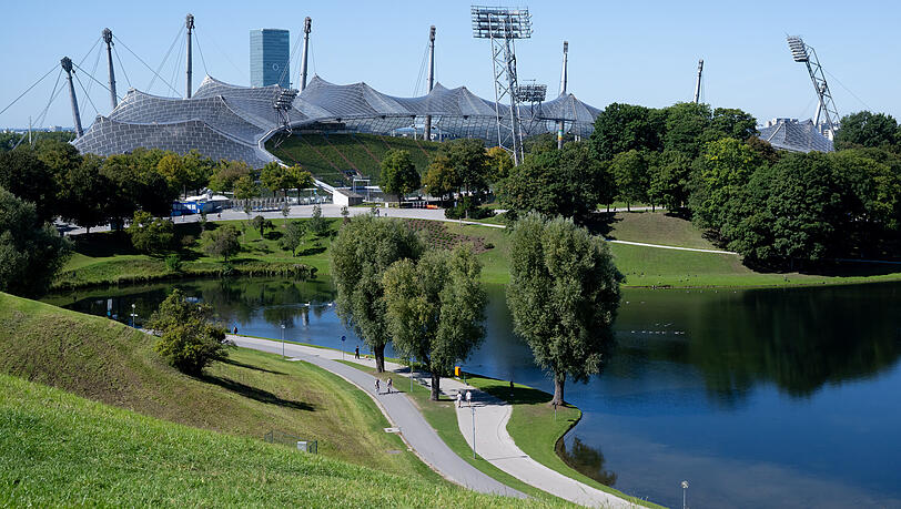 Der Olympiapark mit  Olympiastadion – entstanden für die  Olympischen Sommerspiele von 1972. Am 26.10.2025 findet der Bürgerentscheid zur Bewerbung der Stadt München um Olympische und Paralympische Spiele statt. Mit dem Entscheid soll entschieden werden, ob sich München um die Spiele bewerben soll, die 2036, 2040 oder 2044 stattfinden. Der Olympiapark mit  Olympiastadion – entstanden für die  Olympischen Sommerspiele von 1972. Am 26.10.2025 findet der Bürgerentscheid zur Bewerbung der Stadt München um Olympische und Paralympische Spiele statt. Mit dem Entscheid soll entschieden werden, ob sich München um die Spiele bewerben soll, die 2036, 2040 oder 2044 stattfinden.