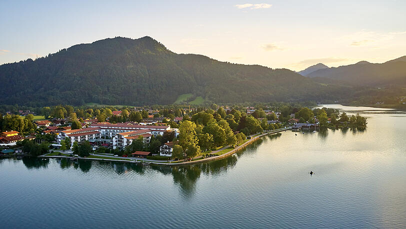 Das Restaurant &Uuml;berfahrt geh&ouml;rt zum Althoff Seehotel und liegt direkt am Ufer des Tegernsees.