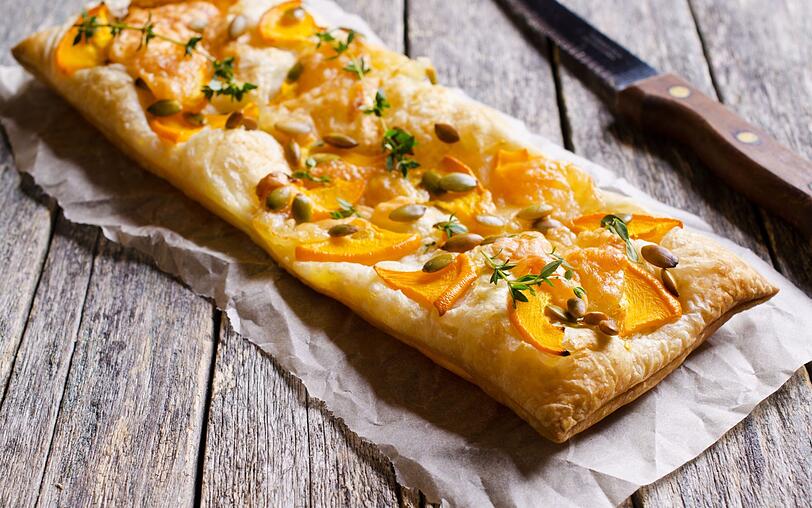 Einen herbstlichen Flammkuchen können Sie ebenfalls mithilfe eines Kürbisses zaubern. Einfach in dünne Stücke schneiden und den Teig damit belegen. Etwas exotischer wird es, wenn Sie das Ganze noch mit Feigen verfeinern. Natürlich können Sie statt eines Flammkuchens auch eine Kürbis-Pizza kreieren. Einen herbstlichen Flammkuchen können Sie ebenfalls mithilfe eines Kürbisses zaubern. Einfach in dünne Stücke schneiden und den Teig damit belegen. Etwas exotischer wird es, wenn Sie das Ganze noch mit Feigen verfeinern. Natürlich können Sie statt eines Flammkuchens auch eine Kürbis-Pizza kreieren.