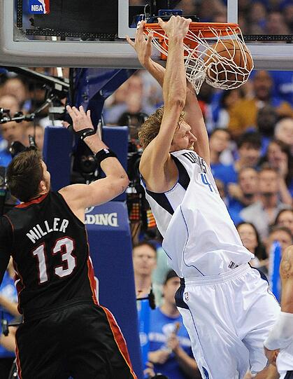 Dirk Nowitzki führt seine Dallas Mavericks zum dritten Sieg in der Best-of-Seven Serie. Die Mavs führen damit mit 3:2 gegen die Miami Heat.