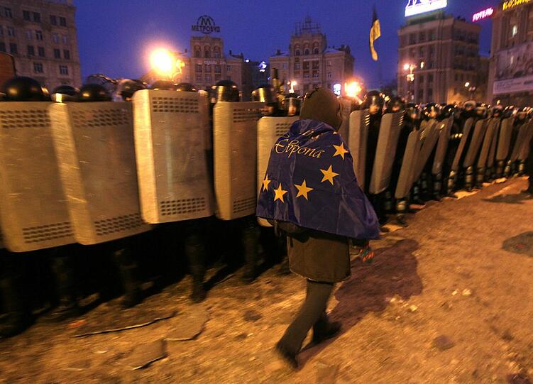 Ein Anhänger der Protestbewegung mit einer Europa-Flagge.