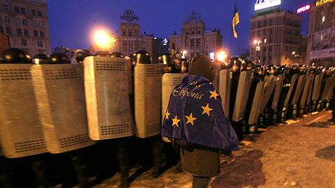 Ein Anhänger der Protestbewegung mit einer Europa-Flagge.