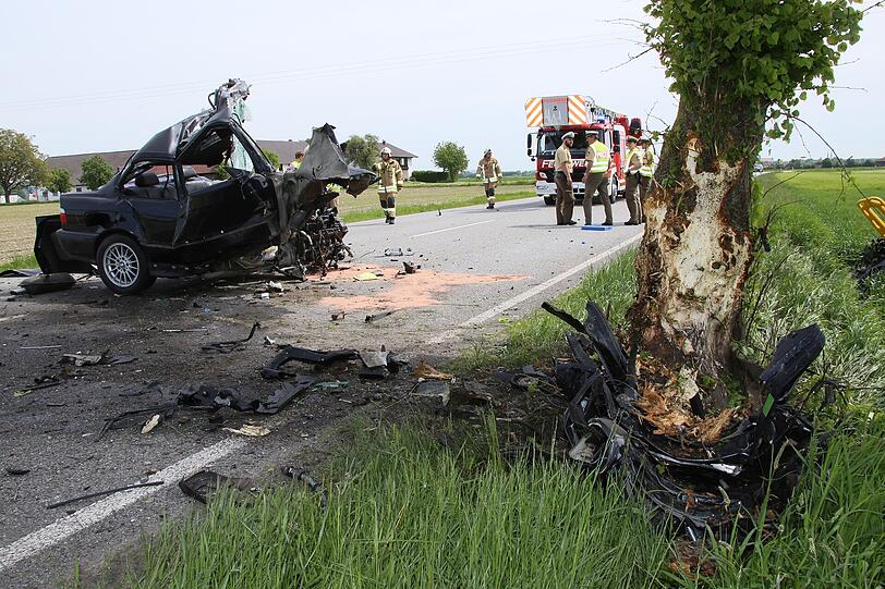 Das Auto ist vollkommen zerstört. Wieso der Fahrer mit seinem Fahrzeug gegen einen Baum prallte, ist bisher noch unklar.