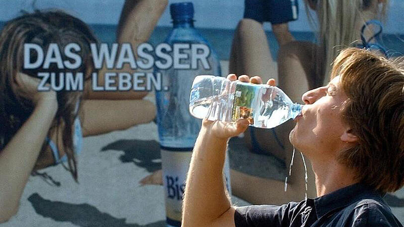 Die Bundesbürger greifen immer öfter zum Mineralwasser ohne Kohlensäure.