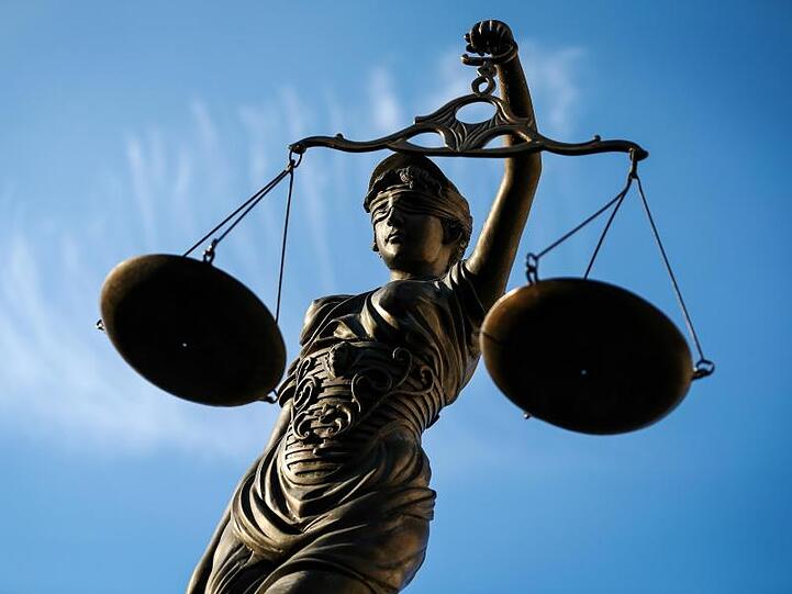 Eine Statue der Justitia steht unter freiem Himmel. Foto: David-Wolfgang Ebener/dpa/Symbolbild