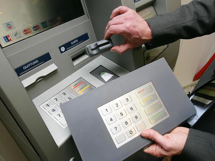 In den ersten sechs Monaten dieses Jahres haben Kriminelle 170-mal Geldautomaten in Deutschland manipuliert, um Kartendaten und Geheimnummer von Bankkunden auszuspähen.