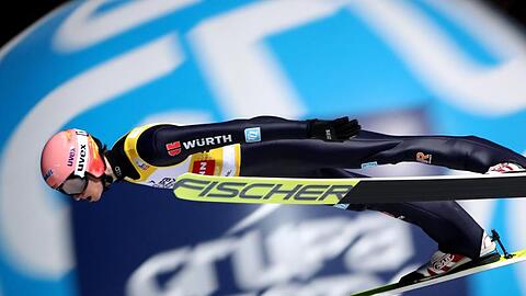 Im Skisprung-Weltcup schauen alle gespannt auf das erste Einzel-Springen: Karl Geiger aus Deutschland in Aktion.