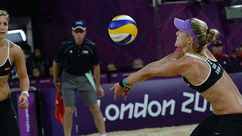 Sara Niedrig (r.), die damals noch Goller hieß, mit ihrer Partnerin Laura Ludwig bei den Olympischen Spielen 2012 in London. Sara Niedrig (r.), die damals noch Goller hieß, mit ihrer Partnerin Laura Ludwig bei den Olympischen Spielen 2012 in London.