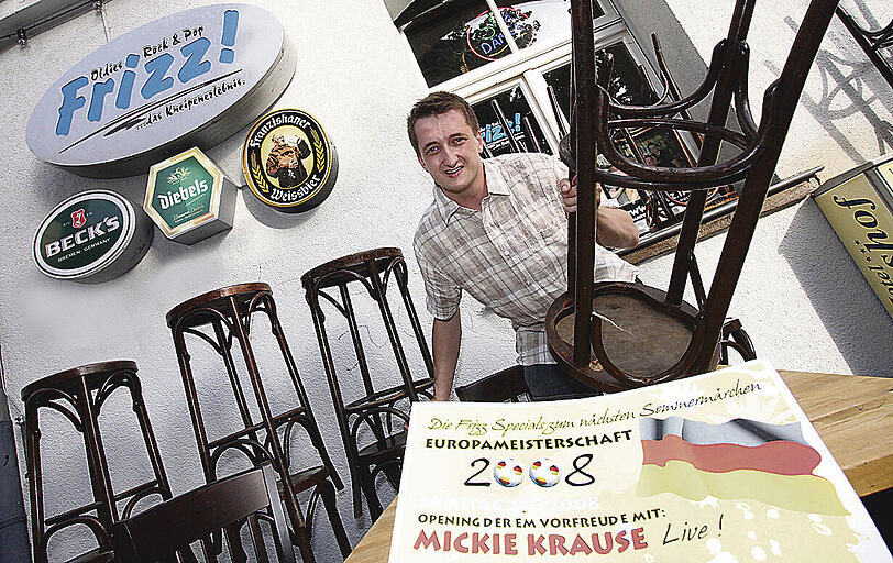Marcus Tischler und sein Kollege Marc Klages vom &bdquo;Frizz&ldquo; bangen, ob sie während der EM Stühle, Tische und einen Fernseher vor ihrer Bar aufstellen dürfen.