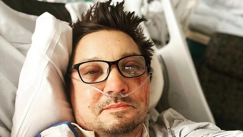 Kurz nach seinen Unfall hatte Jeremy Renner dieses Bild von der Intensivstation veröffentlicht.