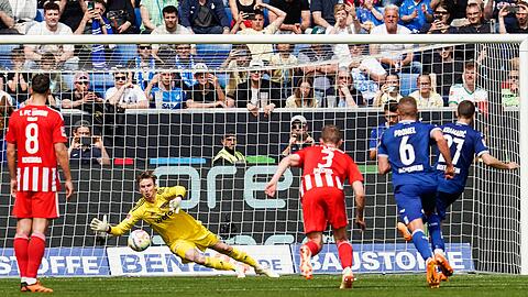 Unions Torwart Frederik Rönnow ist beim Elfmeter von Hoffenheims Andrej Kramaric (r) machtlos.