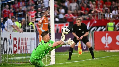 Illertissens Torwart Michel Witte parierte damals zweimal im Elfmeterschießen. (Archivfoto)