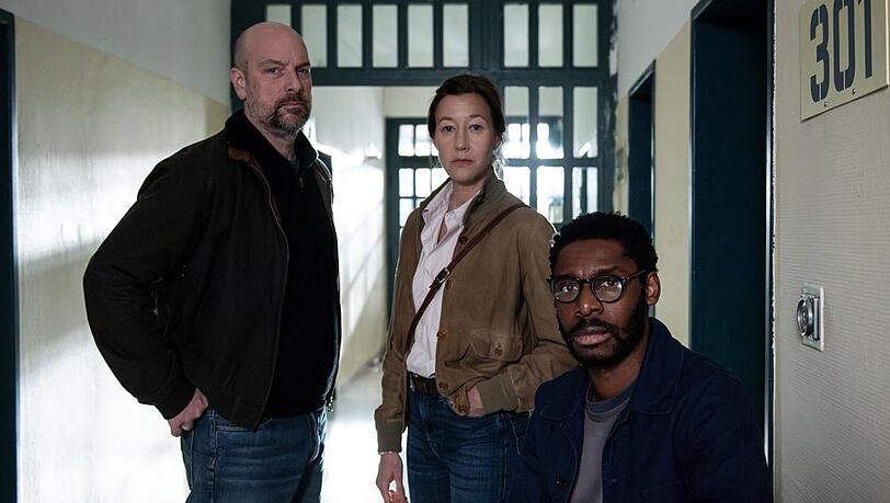"Polizeiruf 110: Ablass": Kommissar Dennis Eden (Stephan Zinner, l.), Kommissarin Cris Blohm (Johanna Wokalek, M.) und Léon Kamara (Yoli Fuller). "Polizeiruf 110: Ablass": Kommissar Dennis Eden (Stephan Zinner, l.), Kommissarin Cris Blohm (Johanna Wokalek, M.) und Léon Kamara (Yoli Fuller).