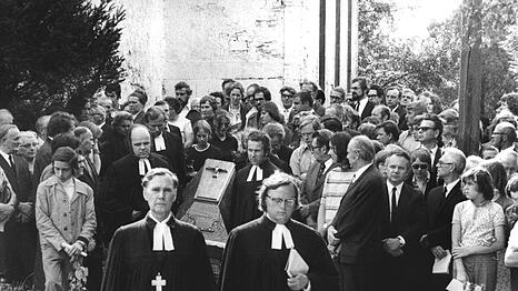 Einige Tage nach der Selbstverbrennung des Geistlichen zog seine Beisetzung Hunderte von Menschen an. (Archivbild)