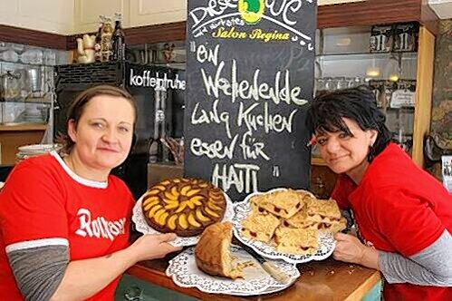 Madeleine Deumer (li.) und Andrea Stahl-Pröll verkaufen am Wochenende selbst gebackenen Kuchen für Waisenkinder in Haiti.