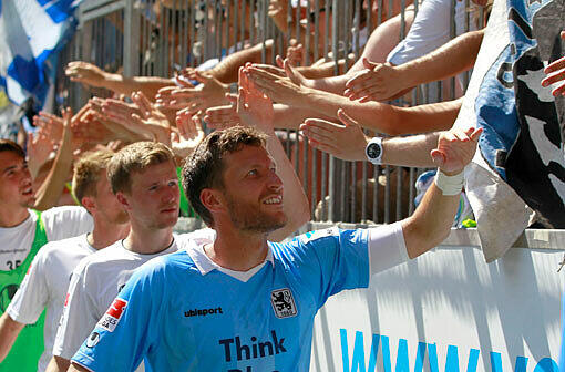 Benny Lauth klatscht mit den Fans des TSV 1860 München ab.