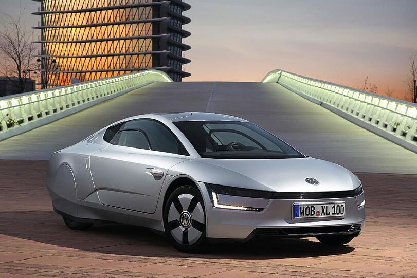 Der VW XL1 fährt mit einem sparsamen Hybridantrieb. Mehr Fahrspaß verspricht die Studie XL Sport auf Basis des Ein-Liter-Autos mit fast 200 PS starkem Motorradmotor von Ducati.