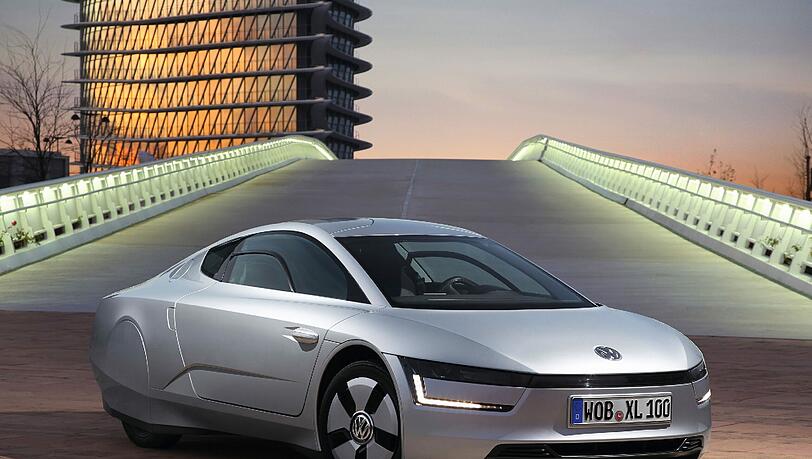 Der VW XL1 fährt mit einem sparsamen Hybridantrieb. Mehr Fahrspaß verspricht die Studie XL Sport auf Basis des Ein-Liter-Autos mit fast 200 PS starkem Motorradmotor von Ducati. Der VW XL1 fährt mit einem sparsamen Hybridantrieb. Mehr Fahrspaß verspricht die Studie XL Sport auf Basis des Ein-Liter-Autos mit fast 200 PS starkem Motorradmotor von Ducati.