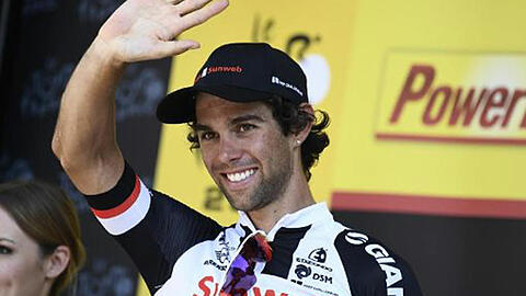 Der Australier Michael Matthews feiert auf dem Podium seinen Etappensieg.