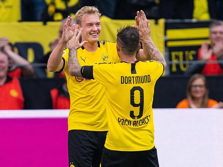 BVB-Neuzugang Julian Brandt (l) jubelt mit Doppel-Torschütze Paco Alcácer.