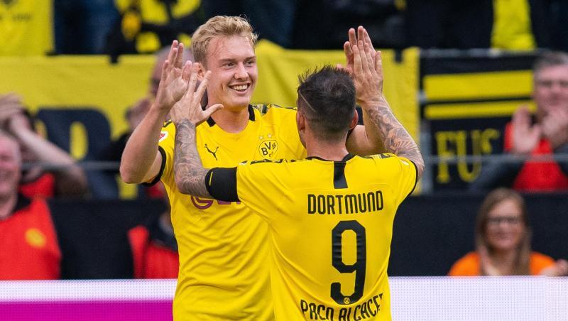 BVB-Neuzugang Julian Brandt (l) jubelt mit Doppel-Torschütze Paco Alcácer.