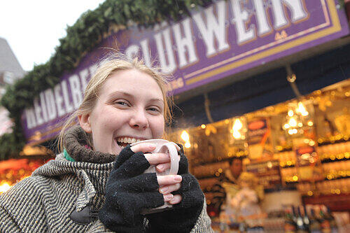 Schön heiß und typisch für Nürnberg: Naëmi genießt bei ihrem Christkindlesmarkt-Besuch eine Tasse Heidelbeer-Glühwein.