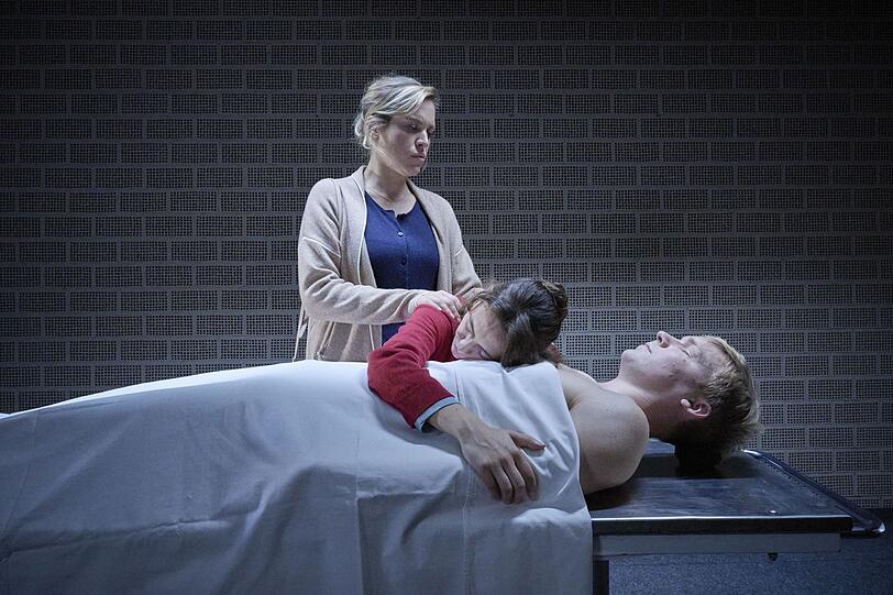 Maria (Anne Haug, links) und Lisa Kranz (Mercedes M&uuml;ller) verabschieden sich von ihrem Bruder Lenni (Neil K&ouml;rger), der sich im Gef&auml;ngnis das Leben genommen hat. Sie gehen davon aus, dass er unschuldig wegen Mordes in Haft sa&szlig; - und dass der echte M&ouml;rder noch frei heruml&auml;uft.