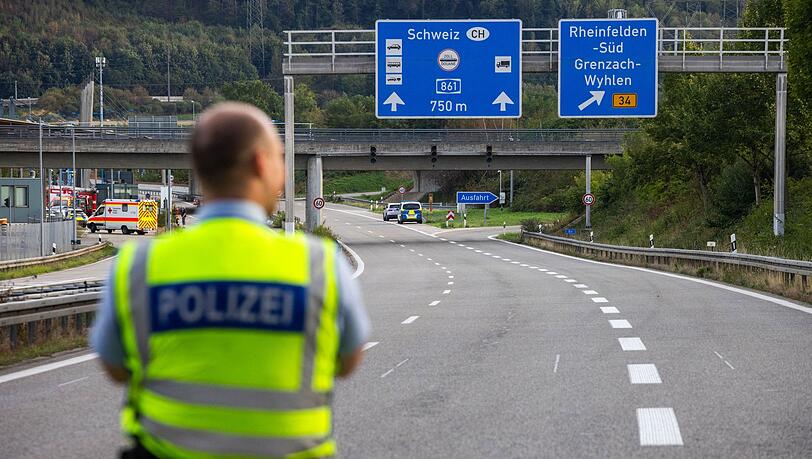 Sieben Stunden lang ging nichts mehr am Grenzübergang. Sieben Stunden lang ging nichts mehr am Grenzübergang.