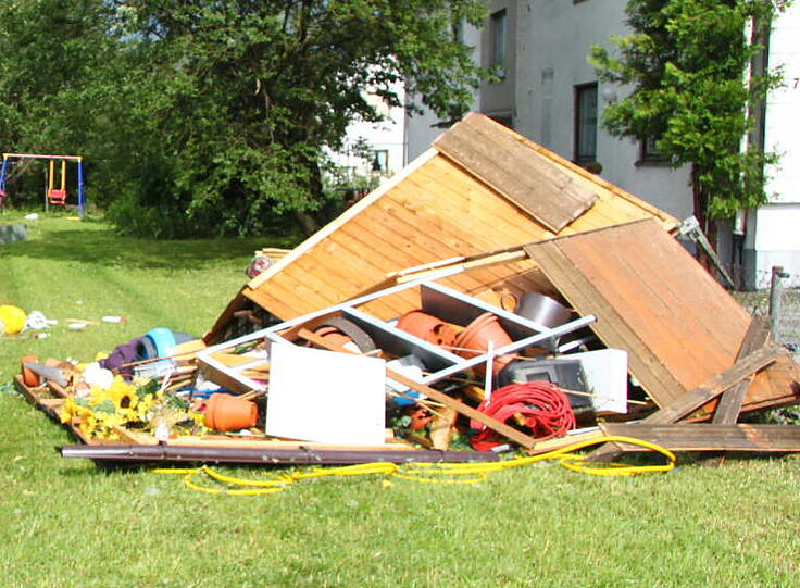 Hagel, Regen, umgeknickte Bäume, vollgelaufene Keller - Heftige Unwetter sind am Mittwochabend über Bayern gezogen. Die Bilder.