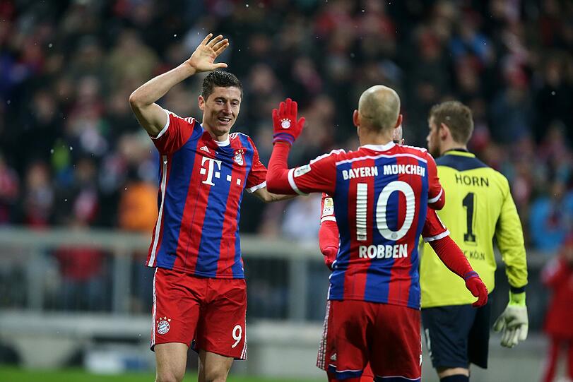 So freuen sich Arjen Robben und Robert Lewandowski nach der unfreiwilligen Zusammenarbeit über Lewandowskis Tor (75.). Der Ball wäre auch ohne dessen Berührung kurz vor der Linie ins Tor gegangen.