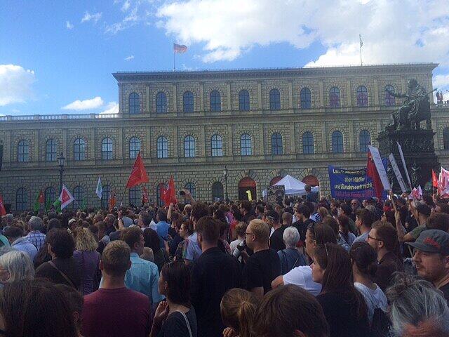 Tausende demonstrieren gegen die Asylpolitik der Staatsregierung.