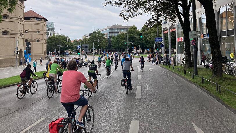 Ersten Schätzungen zufolge nahmen etwa 3.000 Fahrradfahrer teil, wie ein Sprecher der Polizei der AZ bestätigte.