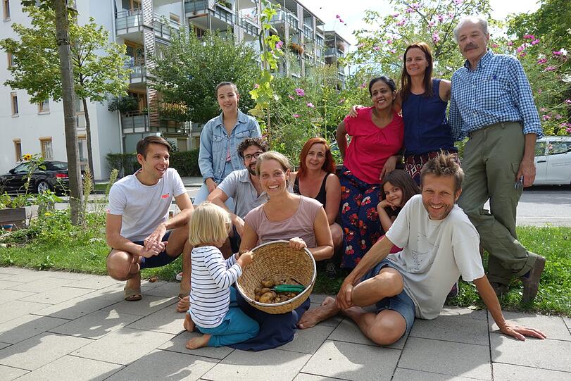 Engagierte Bewohner kümmern sich um das Pflanzprojekt mit den Hochbeeten.