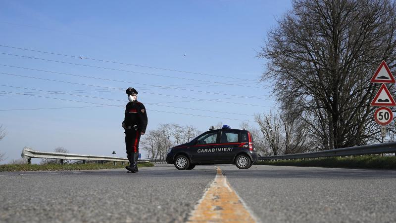 Ein Carabinieri kontrolliert den Grenzbereich des abgesperrten Gebietes um die unter Quarantäne stehende Stadt Codogno. Ein Carabinieri kontrolliert den Grenzbereich des abgesperrten Gebietes um die unter Quarantäne stehende Stadt Codogno.
