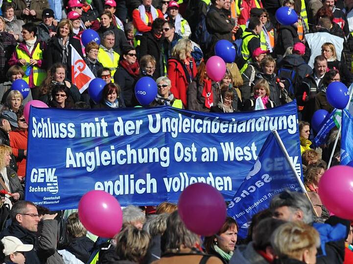 Unterschiede bei Lohn und Arbeitszeit zwischen Ost- und Westdeutschland halten sich offenbar hartnäckig.