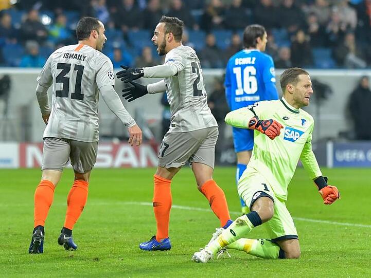 Schachtjor-Torschütze Ismaily (l) feiert sein Treffer zum 1:0 in Hoffenheim.