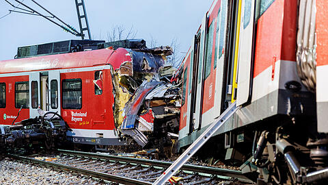 Die zwei aufeinander geprallten S-Bahnen an der Unfallstelle in der Nähe des Bahnhofes Ebenhausen-Schäftlarn. Bei dem Unfall im Februar 2022 starb ein Fahrgast, mehrere Personen wurden verletzt.