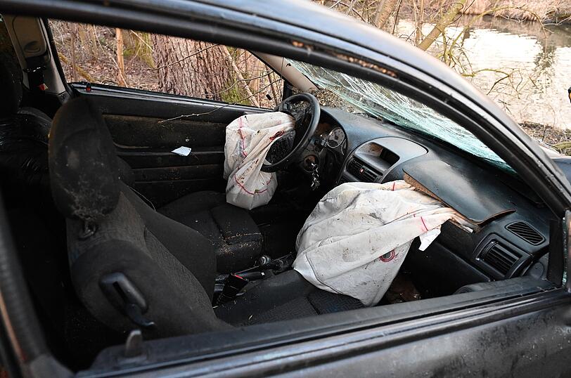 Betrunken auf dem Heimweg von der Disco: Der Fahrer (21) und seine Beifahrerin (19) konnten sich selbst aus dem Wagen befreien, sie kamen leicht verletzt ins Krankenhaus.