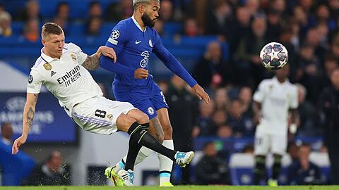 Reece James von Chelsea fordert Toni Kroos (l) von Real Madrid heraus.