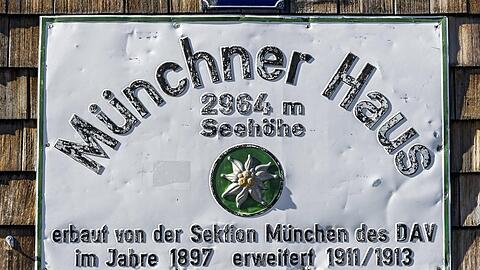 Schild am Münchner Haus auf der Zugspitze.