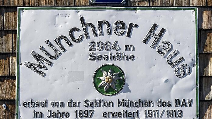 Schild am Münchner Haus auf der Zugspitze.