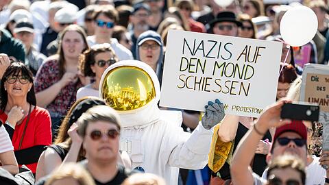 In der Hauptstadt sind mehrere tausend Menschen auf der Straße.