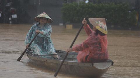 Einwohner müssen sich teilweise mit Booten auf überschwemmten Straßen fortbewegen. (Archiv)