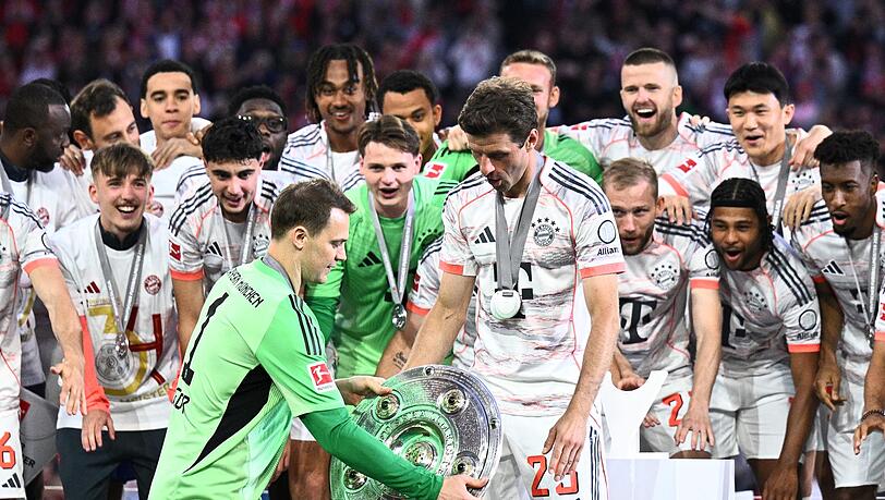 Bayern-Kapit&auml;n Manuel Neuer (vl) wird nach dem Spiel gegen den 1. FC K&ouml;ln wie 2025 wieder die Meisterschale &uuml;berrreicht bekommen. (Archivbild)