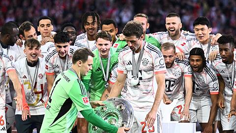 Bayern-Kapit&auml;n Manuel Neuer (vl) wird nach dem Spiel gegen den 1. FC K&ouml;ln wie 2025 wieder die Meisterschale &uuml;berrreicht bekommen. (Archivbild)