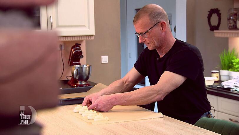 Hans formt seine Brezelschnecken mit liebevoller Hingabe.